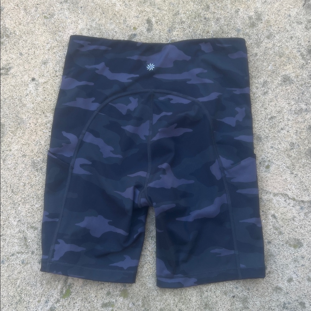 Athleta Ultimate Stash Pocket Camo Print 7" Short Women's Size S - Picture 4 of 5